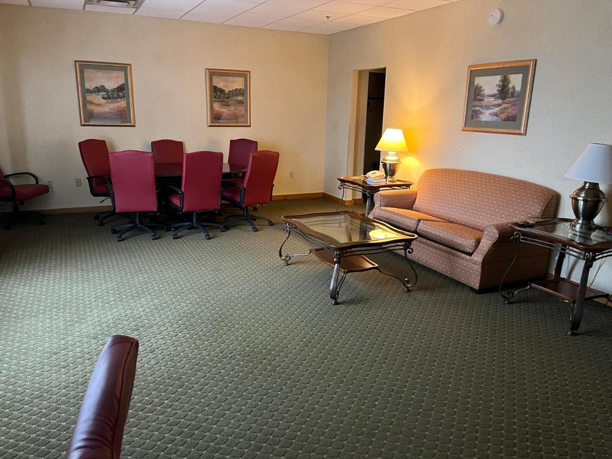 Days Inn & Suites By Wyndham Sutton Flatwoods Екстер'єр фото
