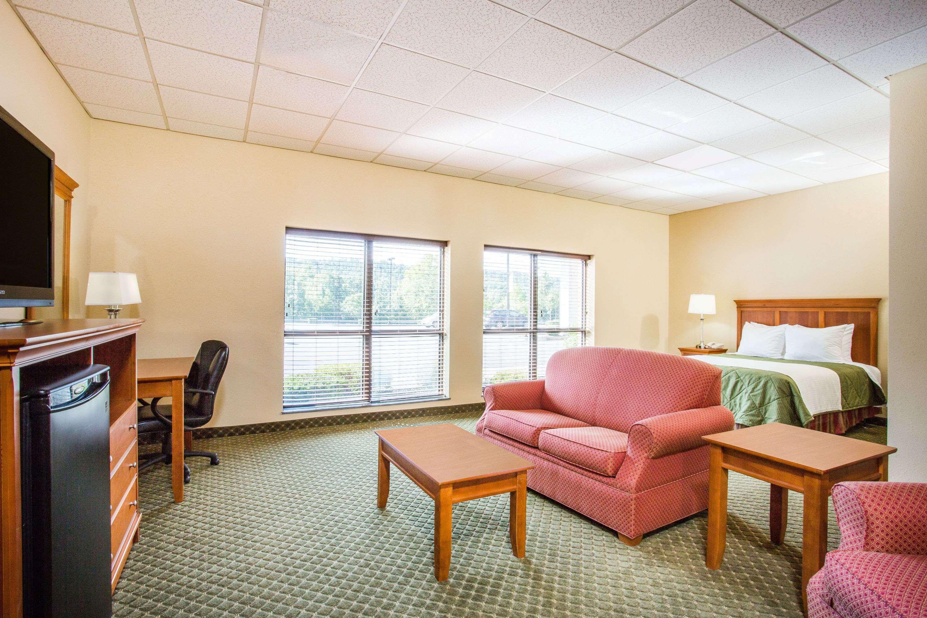 Days Inn & Suites By Wyndham Sutton Flatwoods Екстер'єр фото