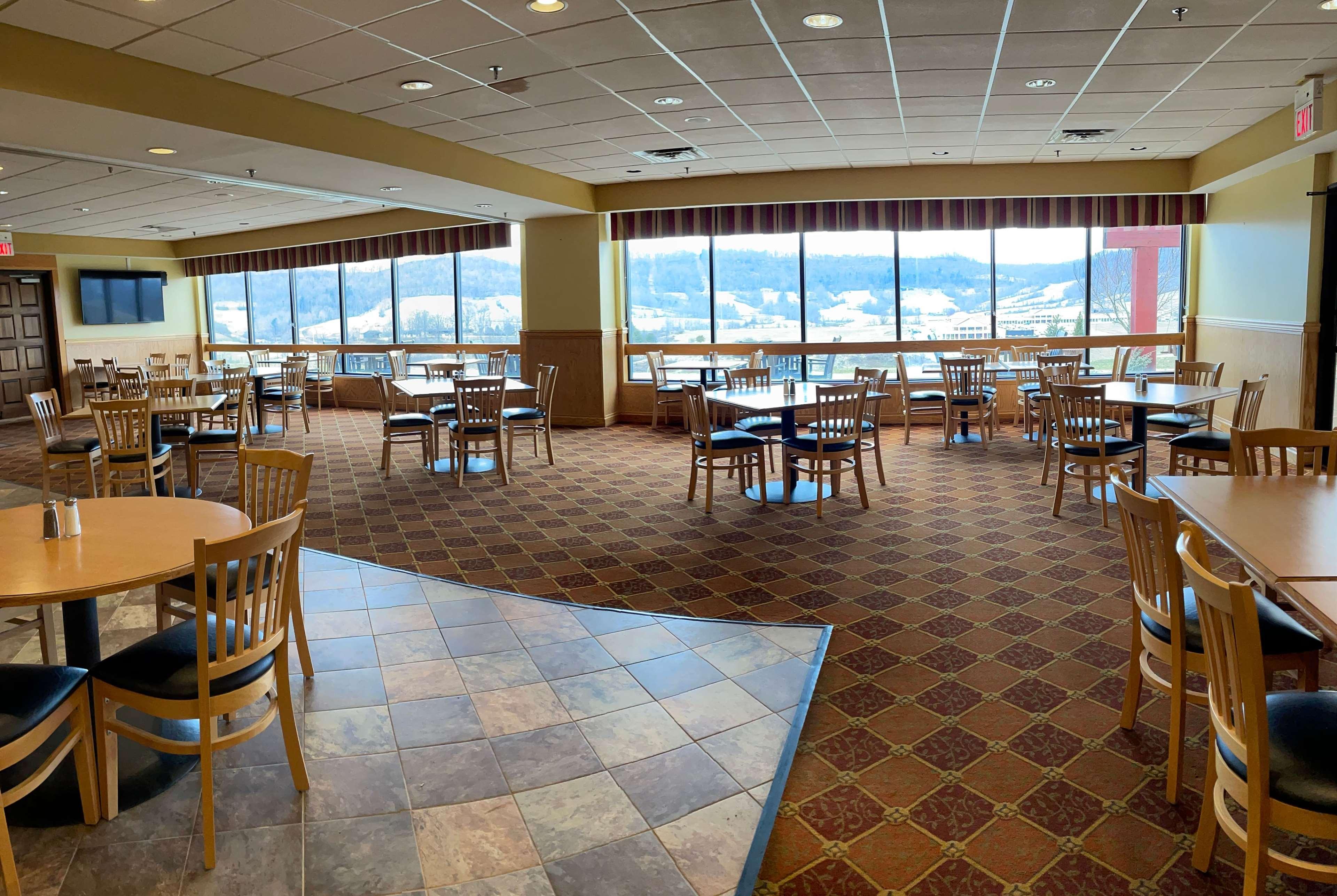 Days Inn & Suites By Wyndham Sutton Flatwoods Екстер'єр фото